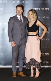 Jennifer Lawrence feet photo thumbnail