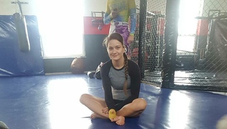 Karolina Kowalkiewicz feet photo thumbnail