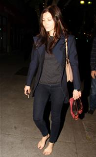 Jessica Biel feet photo thumbnail