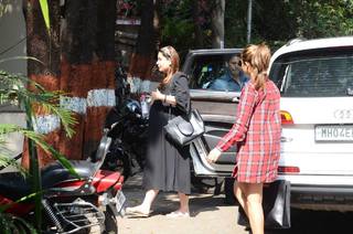 Kareena Kapoor feet photo thumbnail