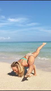 Kino MacGregor feet photo thumbnail