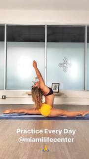 Kino MacGregor feet photo thumbnail