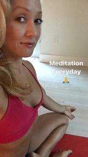 Kino MacGregor feet photo thumbnail