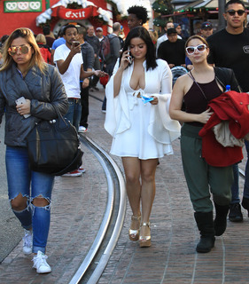 Ariel Winter feet photo thumbnail