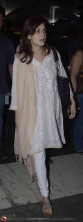 Dia Mirza feet photo thumbnail