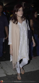 Dia Mirza feet photo thumbnail