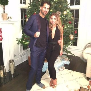 Jessie James Decker feet photo thumbnail