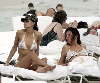 Elisabetta Canalis feet photo thumbnail