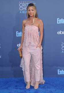 Kaley Cuoco feet photo thumbnail