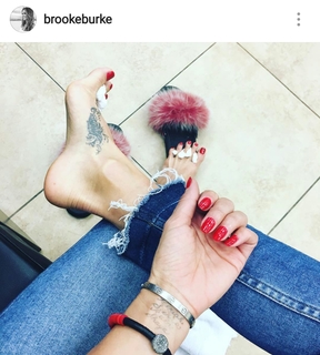 Brooke Burke feet photo thumbnail