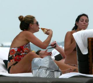 Daisy Fuentes feet photo thumbnail