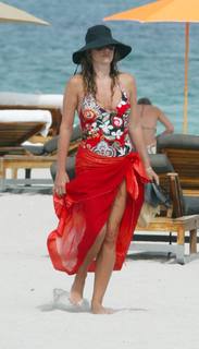 Daisy Fuentes feet photo thumbnail