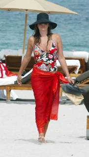 Daisy Fuentes feet photo thumbnail