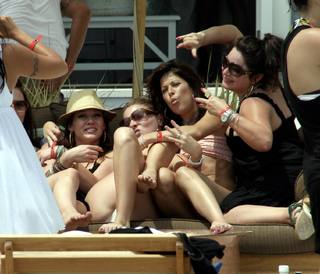 Hilary Duff feet photo thumbnail
