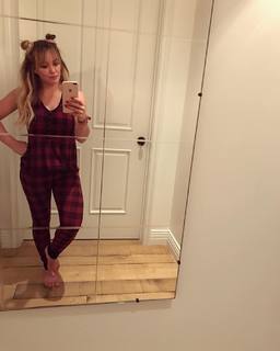 Hilary Duff feet photo thumbnail