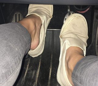 Emily Osment feet photo thumbnail