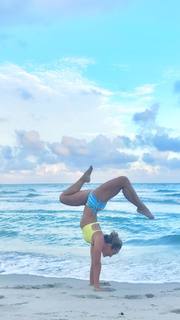 Kino MacGregor feet photo thumbnail