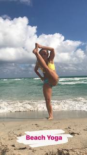 Kino MacGregor feet photo thumbnail