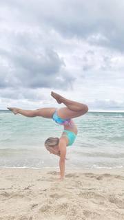 Kino MacGregor feet photo thumbnail