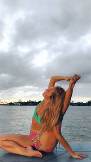 Kino MacGregor feet photo thumbnail