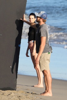 Kendall Jenner feet photo thumbnail