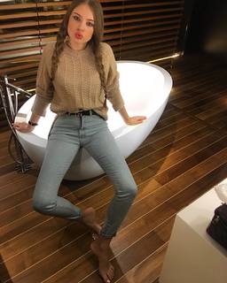 Xenia Tchoumitcheva feet photo thumbnail