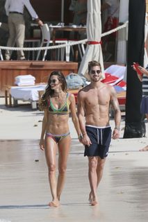 Izabel Goulart feet photo thumbnail