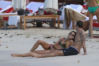 Izabel Goulart feet photo thumbnail