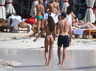 Izabel Goulart feet photo thumbnail