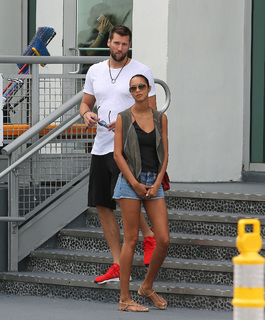 Lais Ribeiro feet photo thumbnail