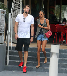 Lais Ribeiro feet photo thumbnail