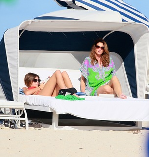 Cindy Crawford feet photo thumbnail