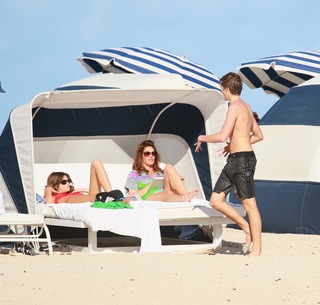 Cindy Crawford feet photo thumbnail
