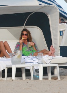 Cindy Crawford feet photo thumbnail