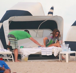 Cindy Crawford feet photo thumbnail