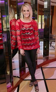 Carrie Underwood feet photo thumbnail