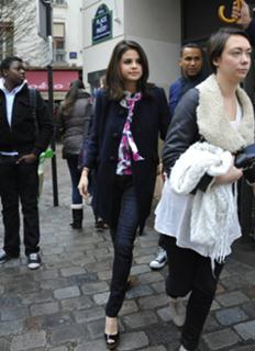 Selena Gomez feet photo thumbnail