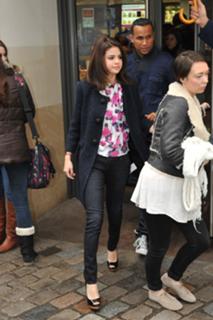 Selena Gomez feet photo thumbnail