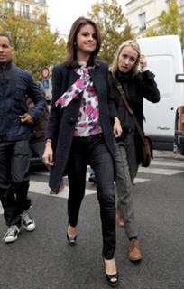 Selena Gomez feet photo thumbnail
