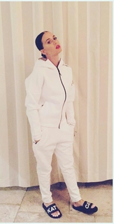 Katy Perry feet photo thumbnail