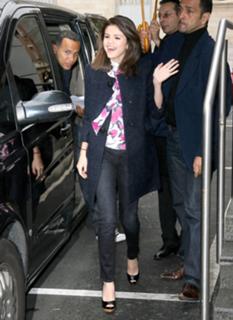Selena Gomez feet photo thumbnail