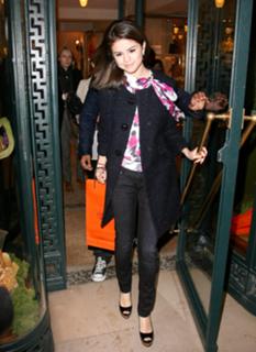 Selena Gomez feet photo thumbnail