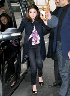 Selena Gomez feet photo thumbnail