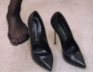 Kelly Ripa feet photo thumbnail