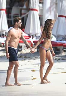 Izabel Goulart feet photo thumbnail