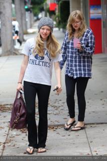 Amanda Seyfried feet photo thumbnail