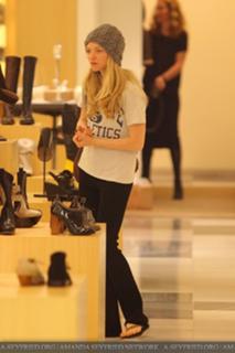 Amanda Seyfried feet photo thumbnail