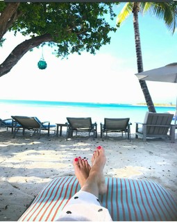 Reese Witherspoon feet photo thumbnail