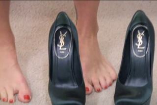 Kelly Ripa feet photo thumbnail