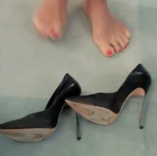 Kelly Ripa feet photo thumbnail